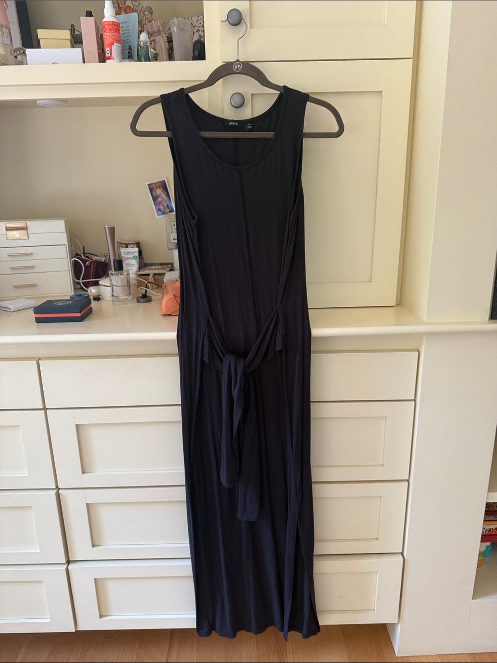 Black sleeveless jersey knit Peach dress